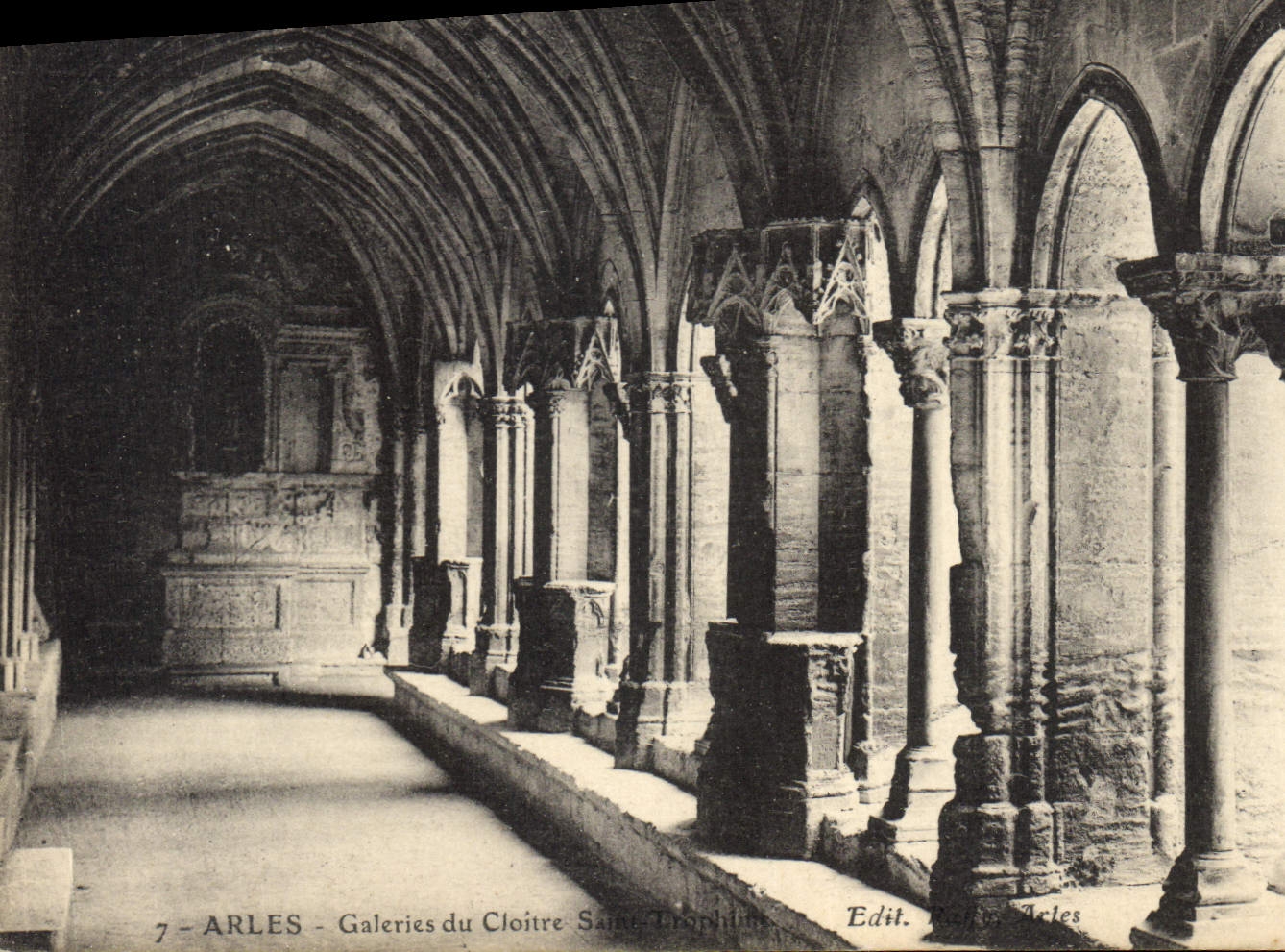 CPA Arles Galeries du Cloitre Sainte Trophime