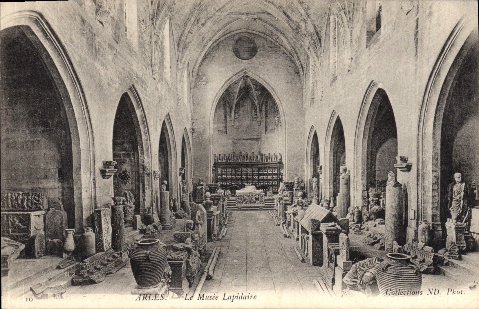 CPA Arles Le Musee Lapidaire 
