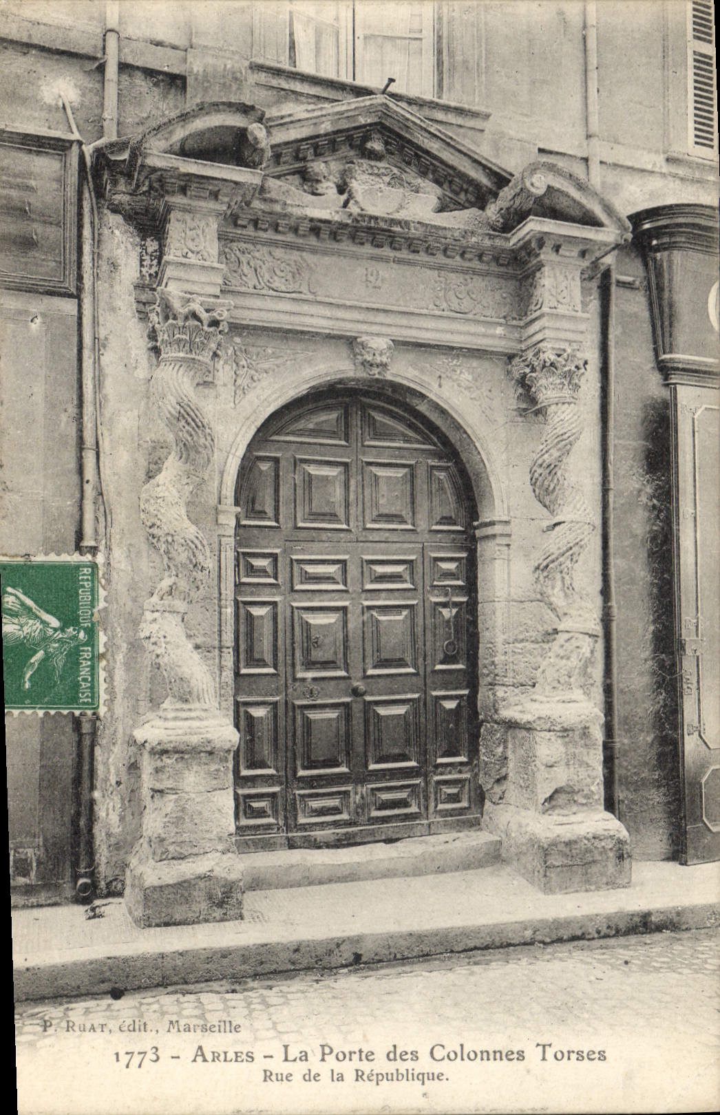 CPA Arles La Porte des Colonnes Torses Rue de la Republique 