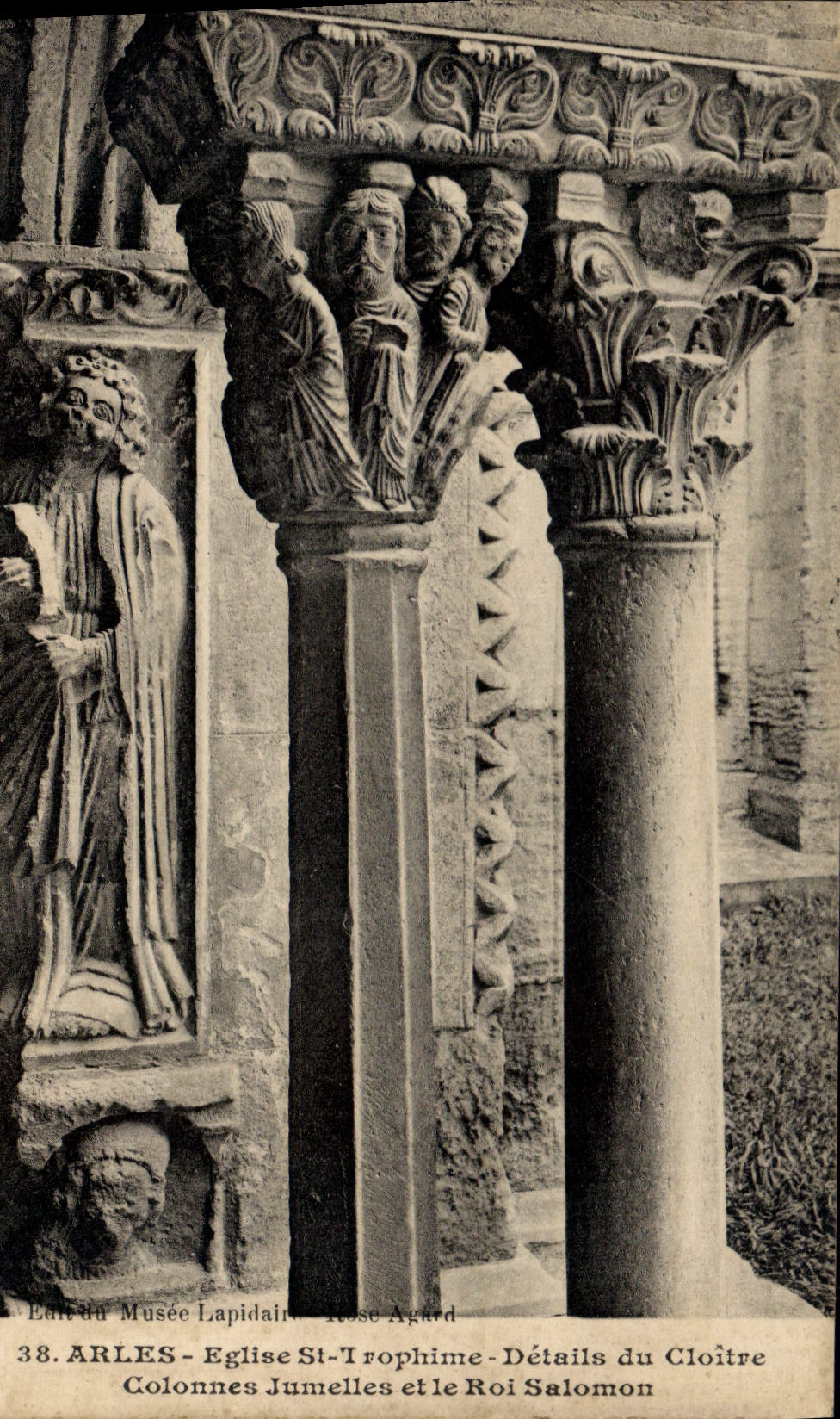 CPA Arles Eglise St Trophime Details du Cloitre Colonnes Jumelles et le Roi Salomon