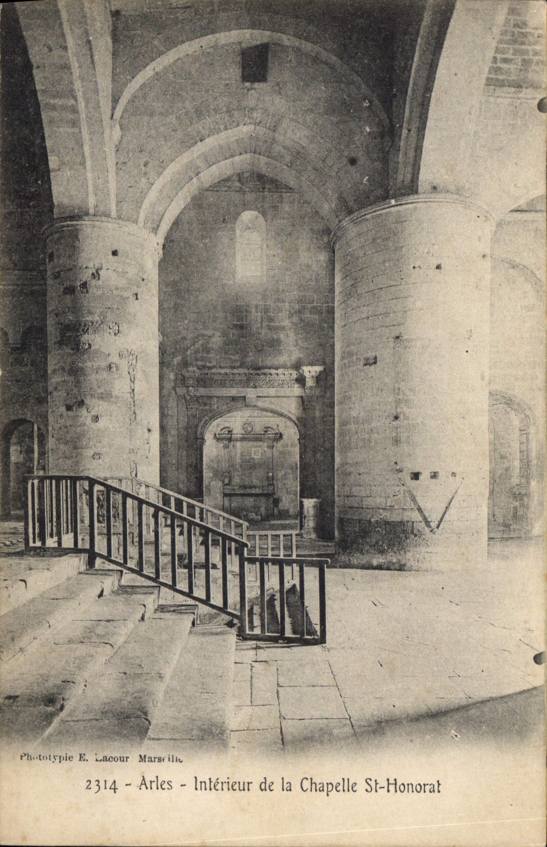 CPA Arles Interieur de la Chapelle St Honorat 