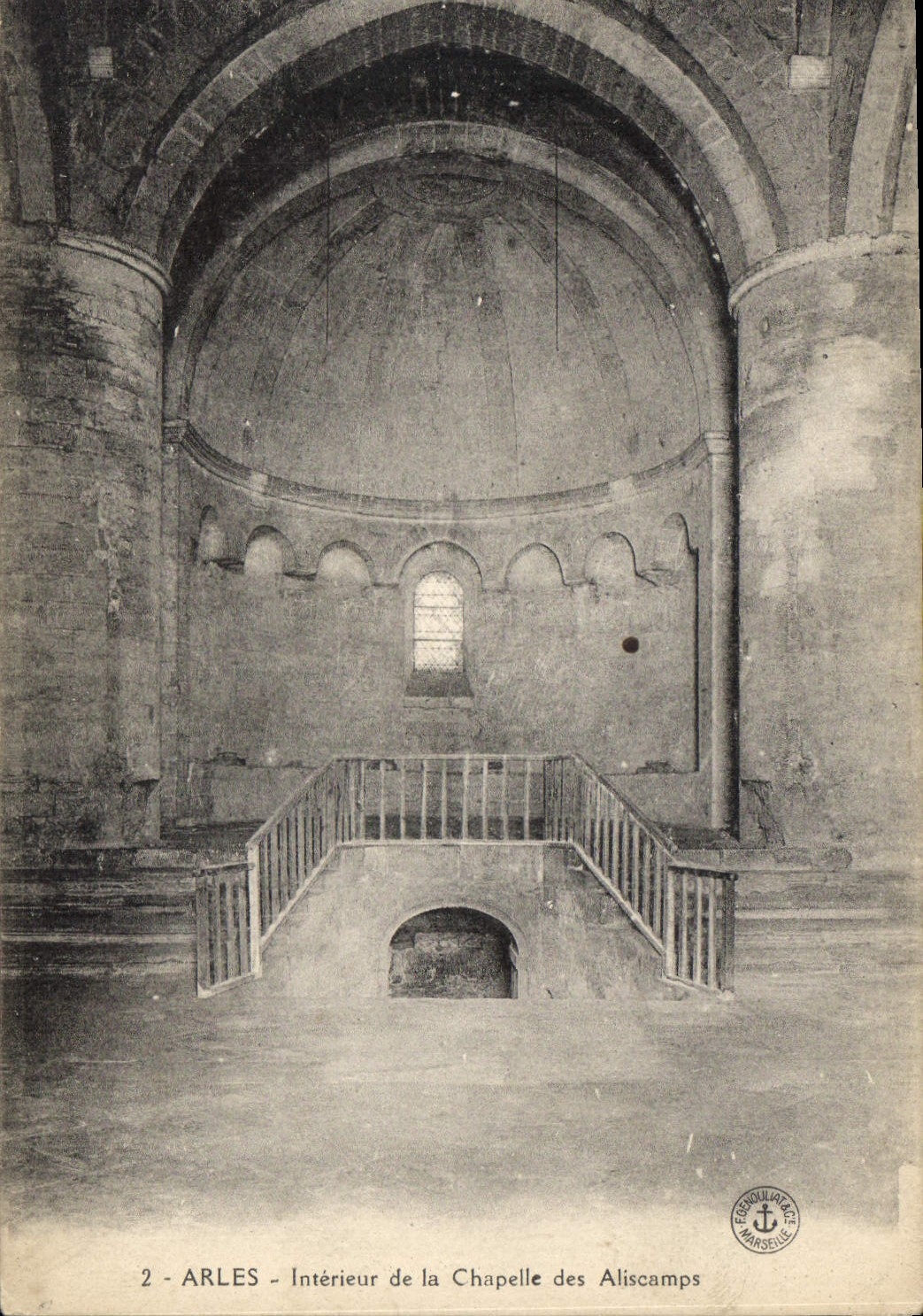 CPA Arles Interieur de la Chapelle des Aliscamps 