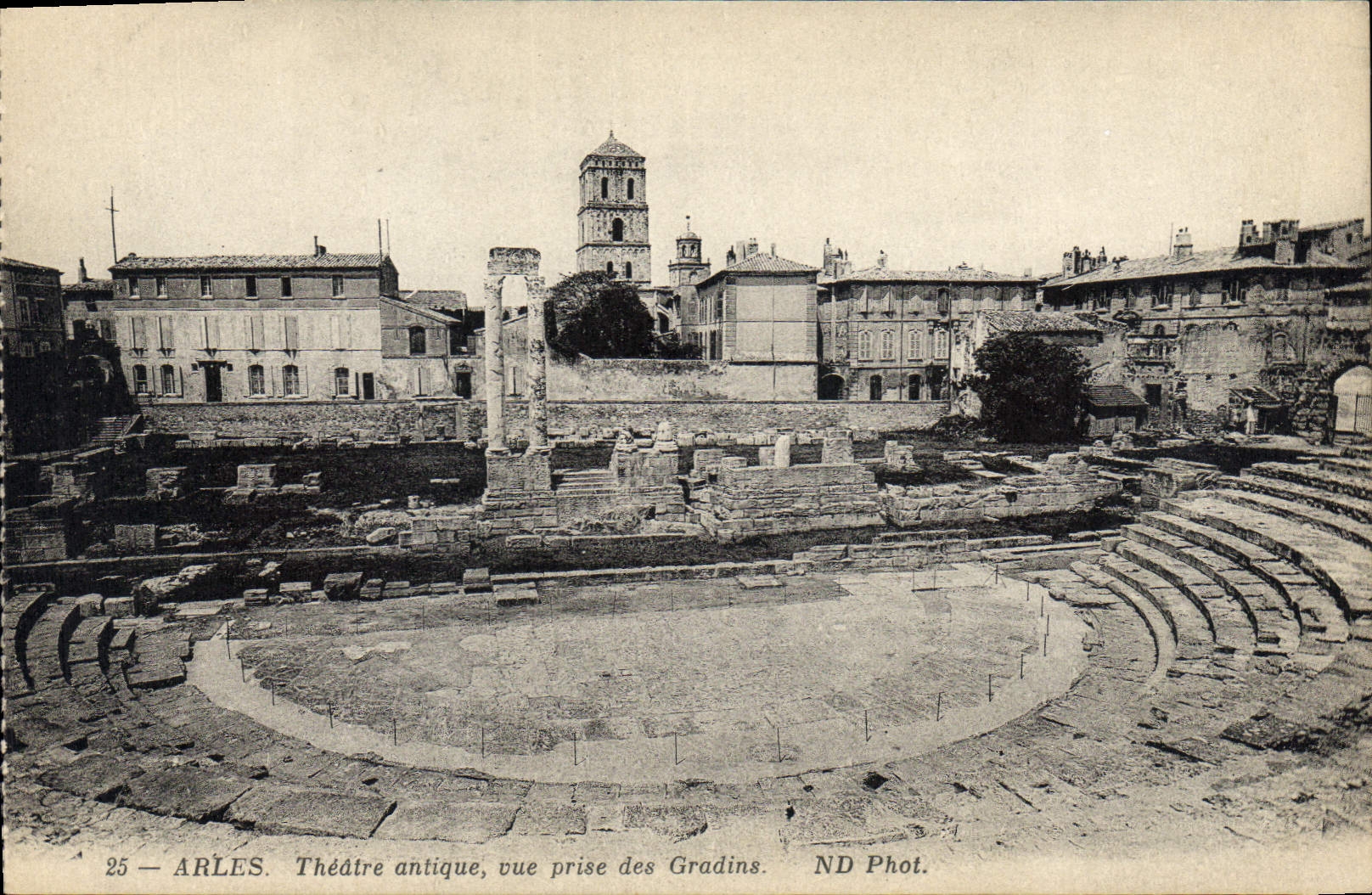 CPA Arles Theatre antique vue prise des Grandins 