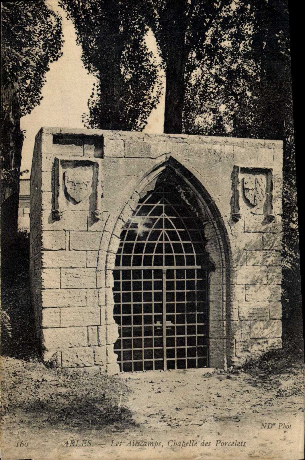 CPA Arles Les Aliscamps Chapelle des Porcelets