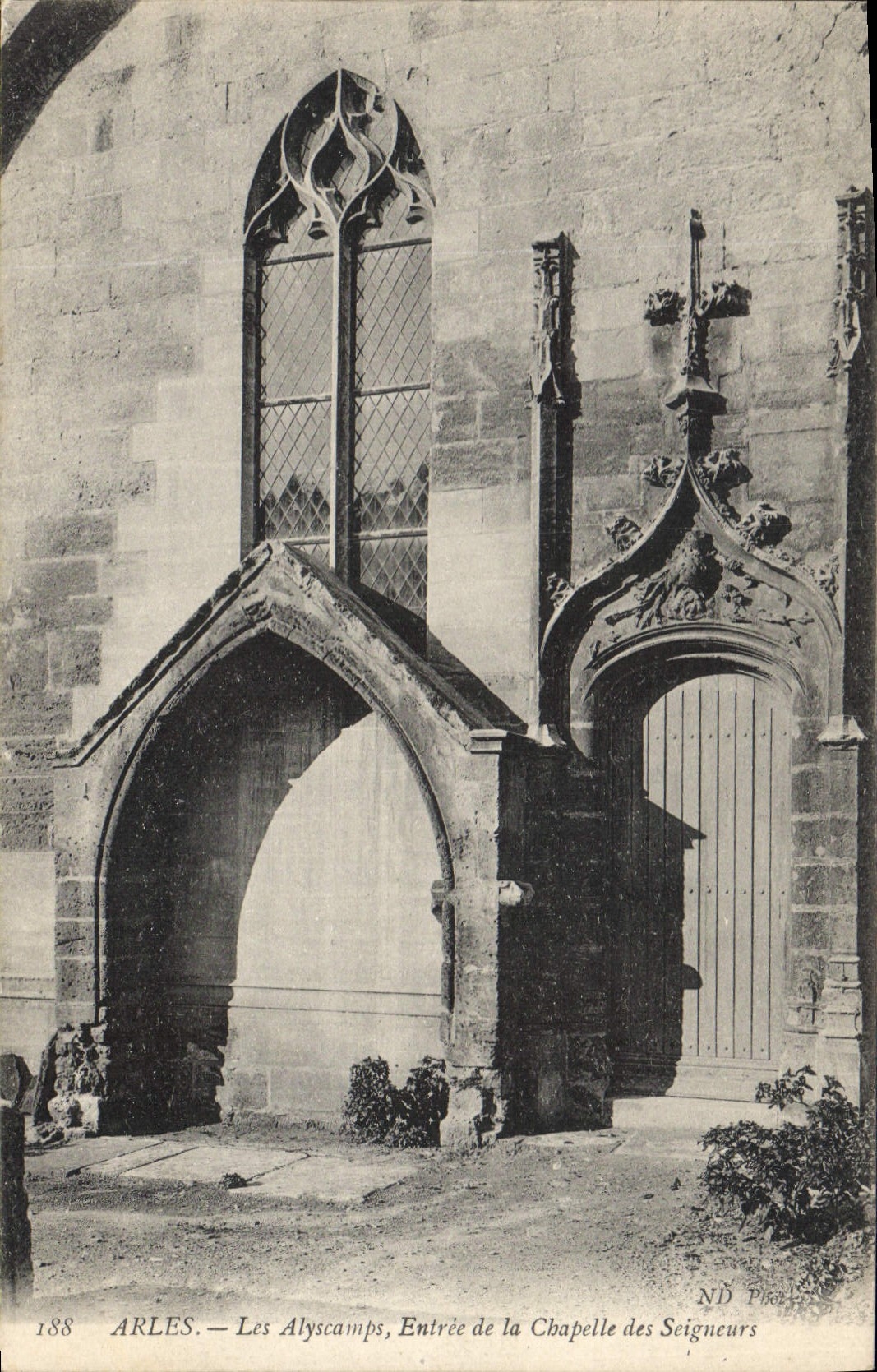 CPA Arles Les Alyscamps Entree de la Chapelle des Seigneurs