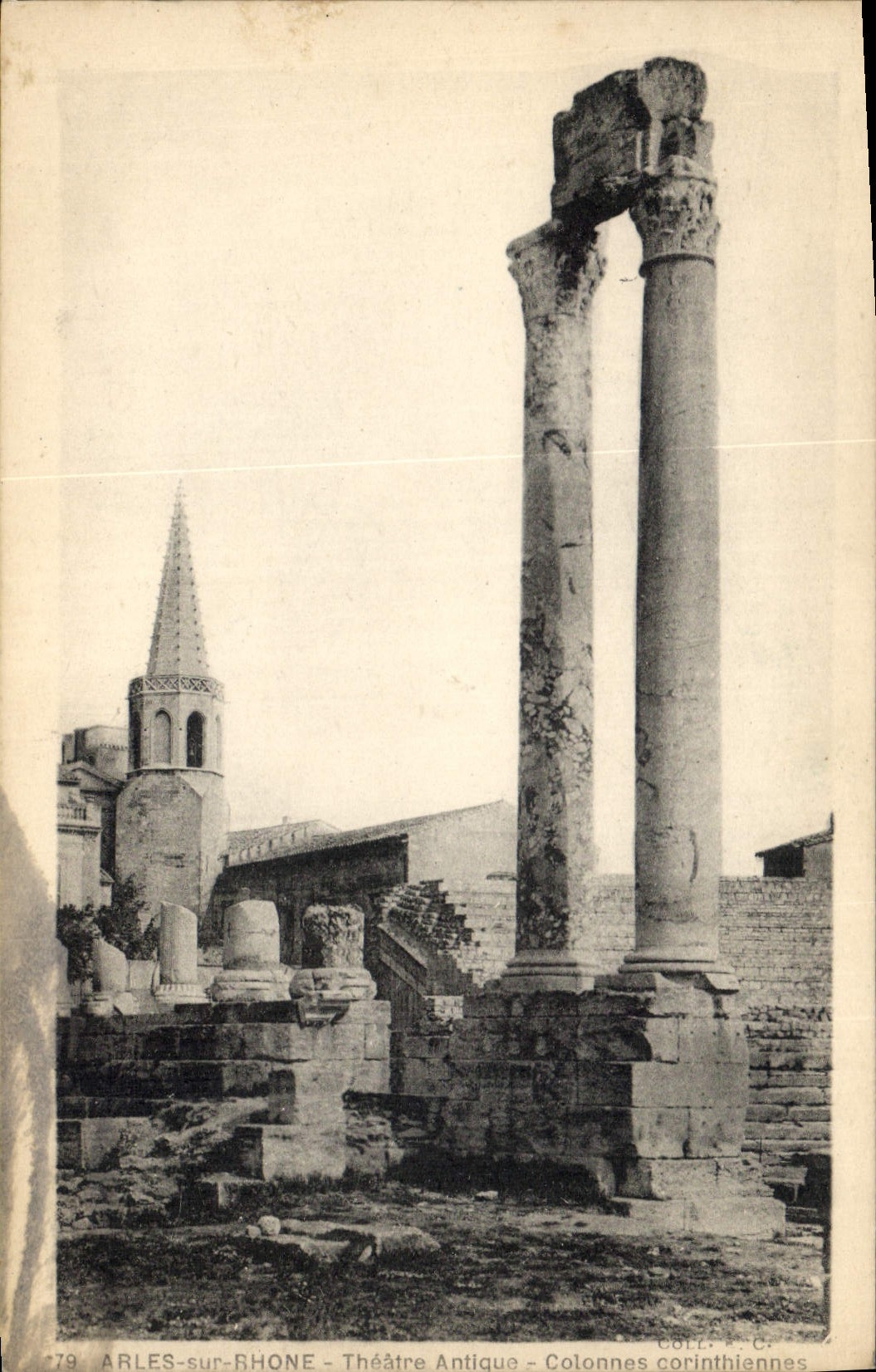 CPA Arles sur Rhone Theatre Antique Colonnes Corinthiennes 