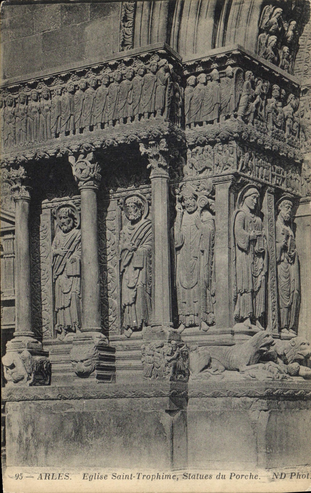 CPA Arles Eglise Saint Trophime Statue du Porche