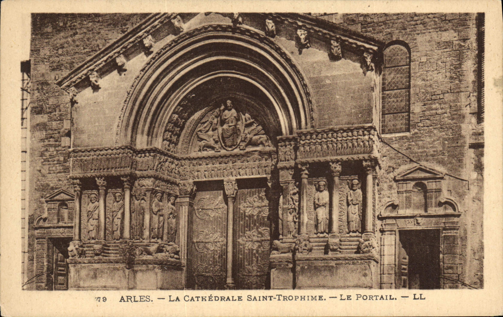 CPA Arles La Cathedrale Saint Trophime Le Portail