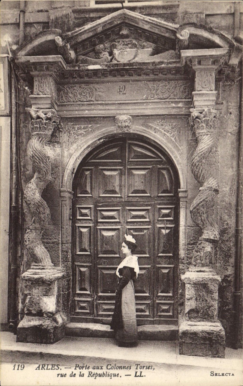 CPA Arles Porte aux Colonnes Torses rue de la Republique