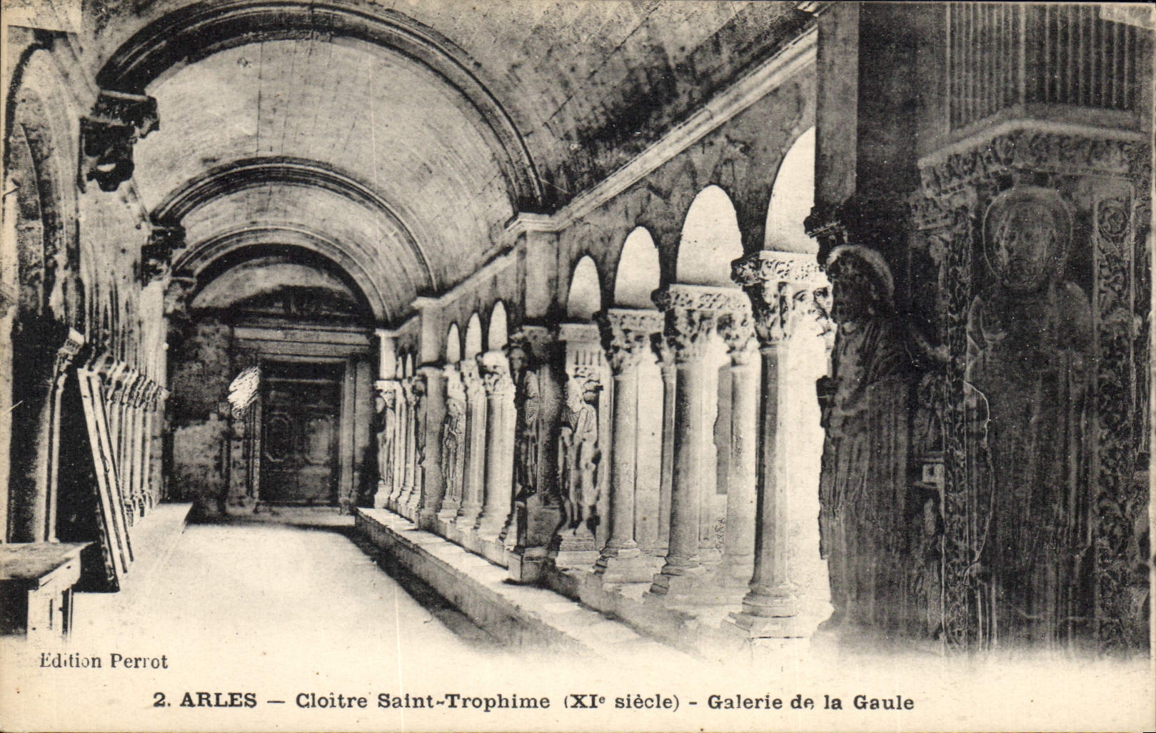 CPA Arles Cloitre Saint Trophime Galerie de la Gaule