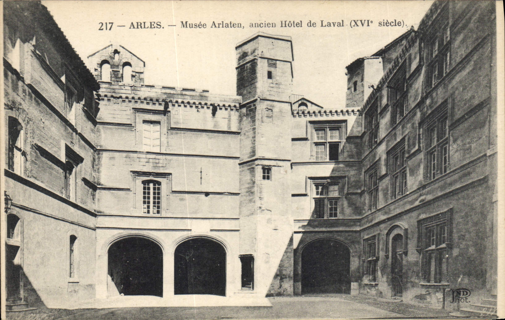 CPA Arles Musee Arlateu ancien Hotel de Laval 