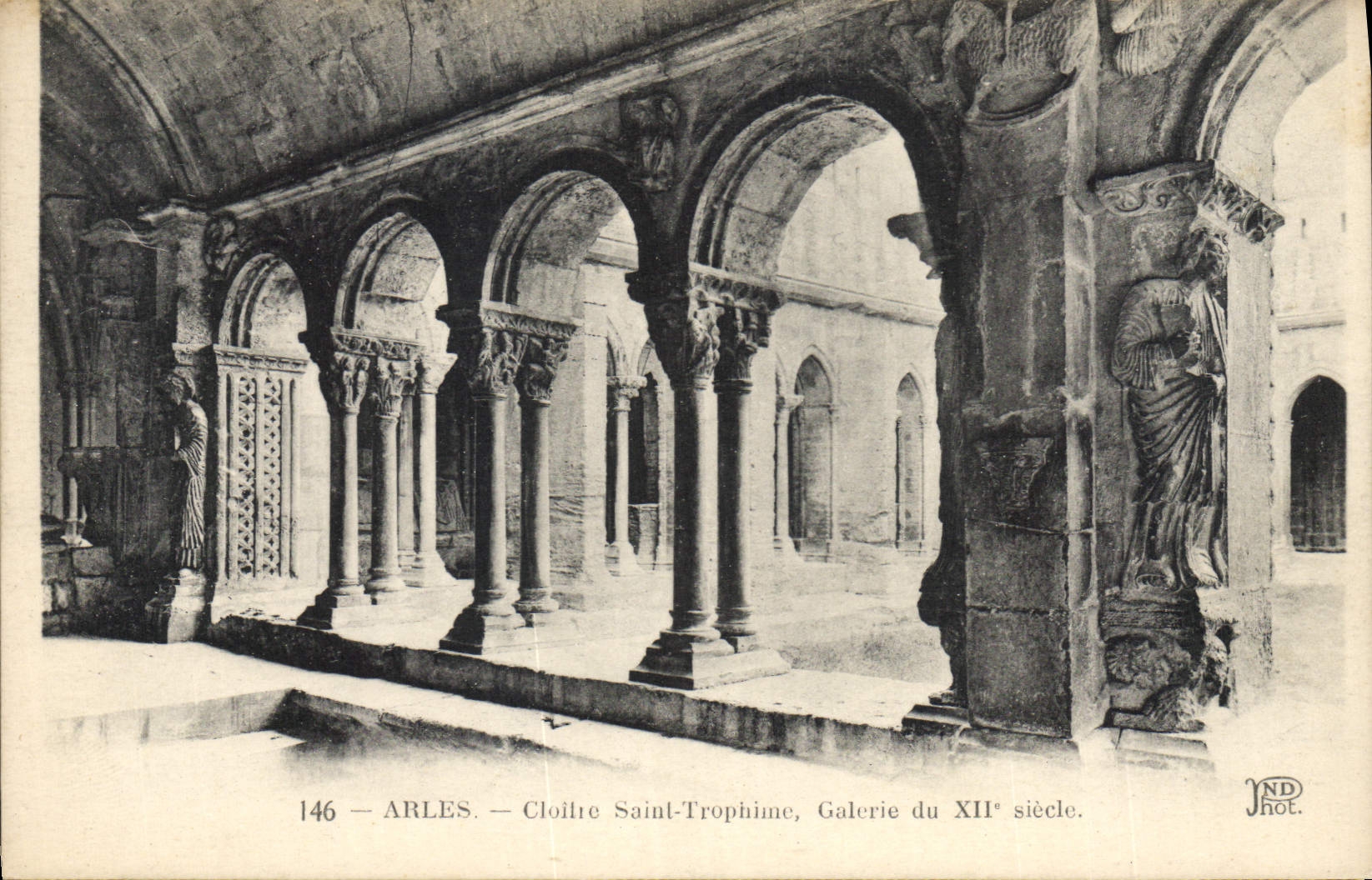 CPA Arles Cloitre Saint Trophime Galerie du XII 