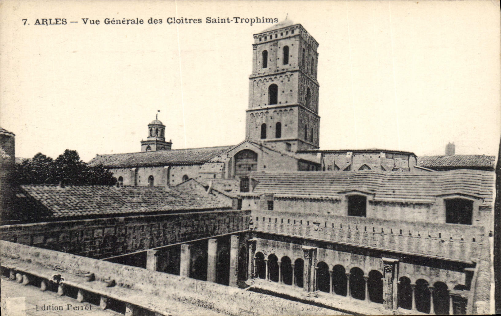 CPA Arles Vue Generale des Cloitres Saint Trophime 