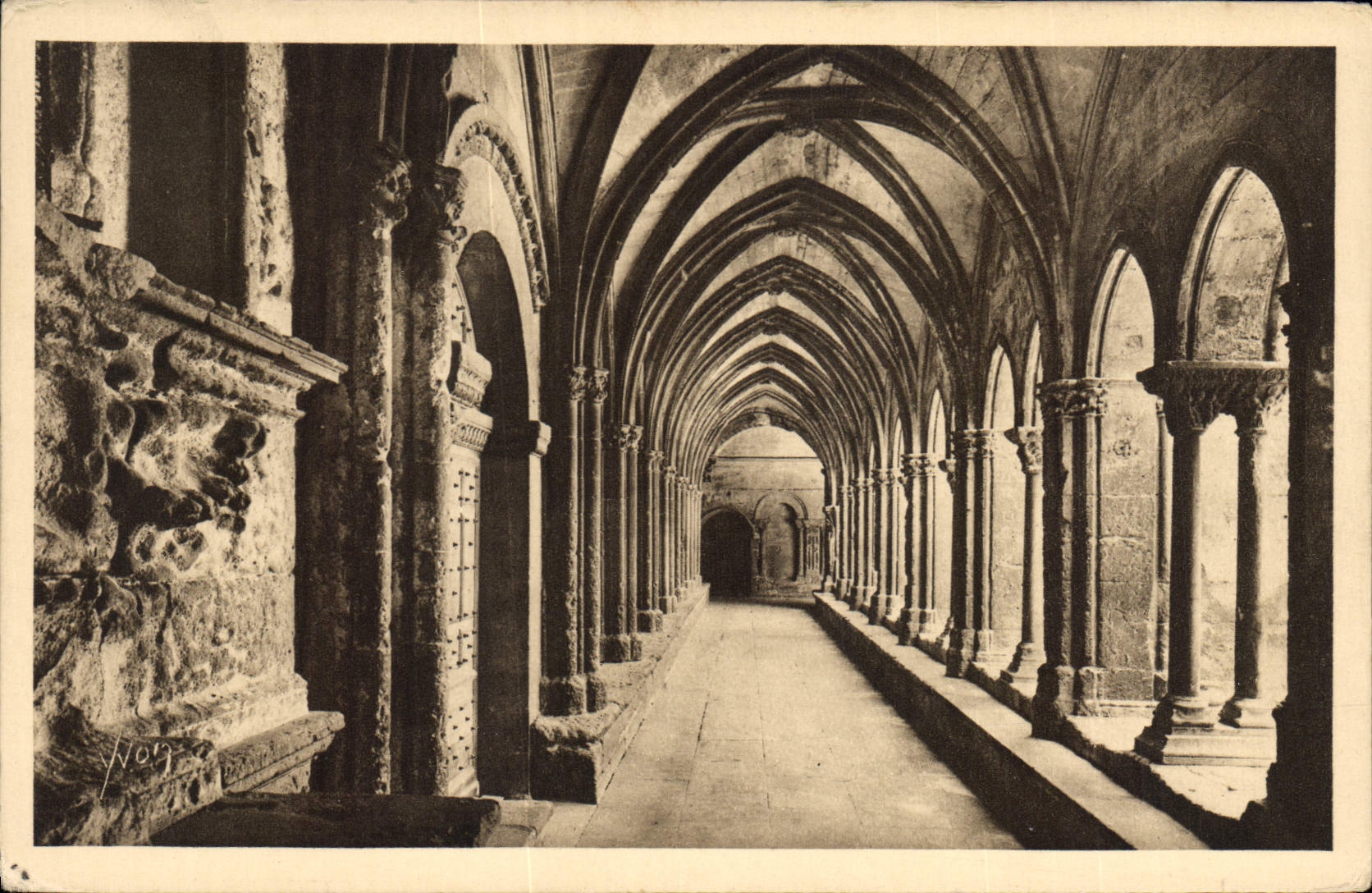 CPA Arles Bouches du Rhone Interieur du Cloitre Saint Trophime