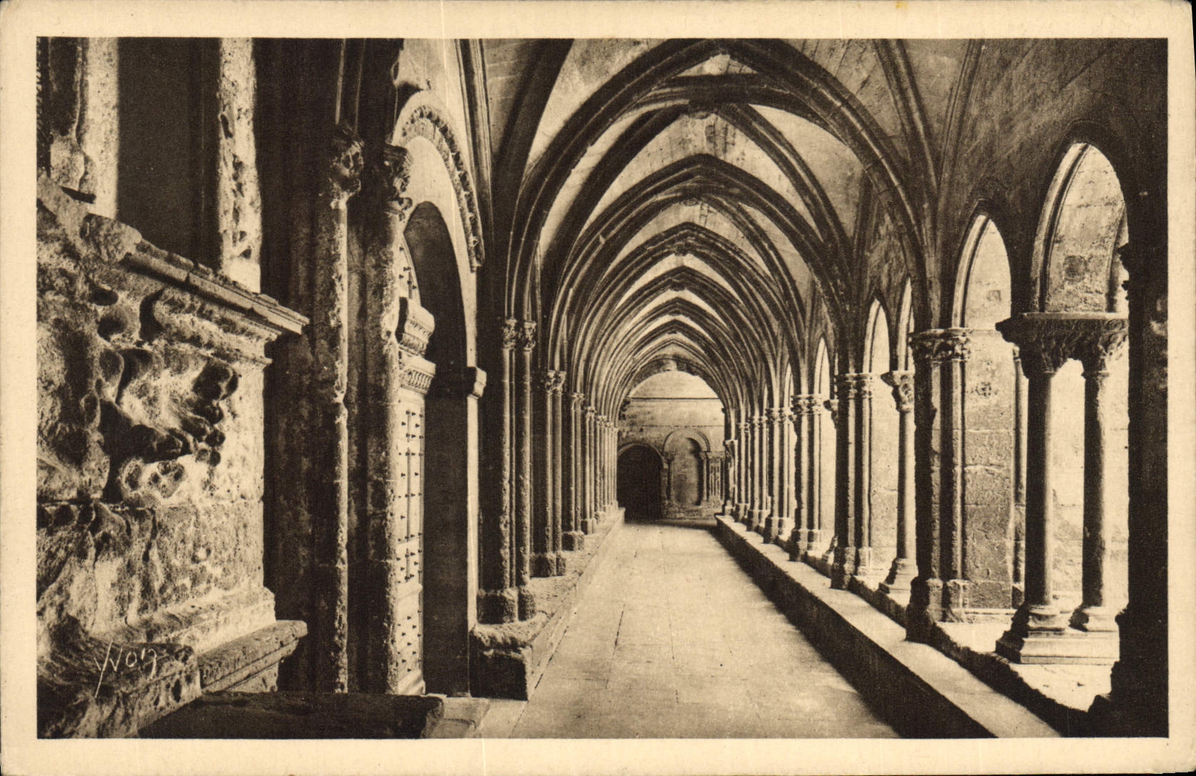 CPA Arles Bouches du Rhone Interieur du Cloitre Saint Trophime 