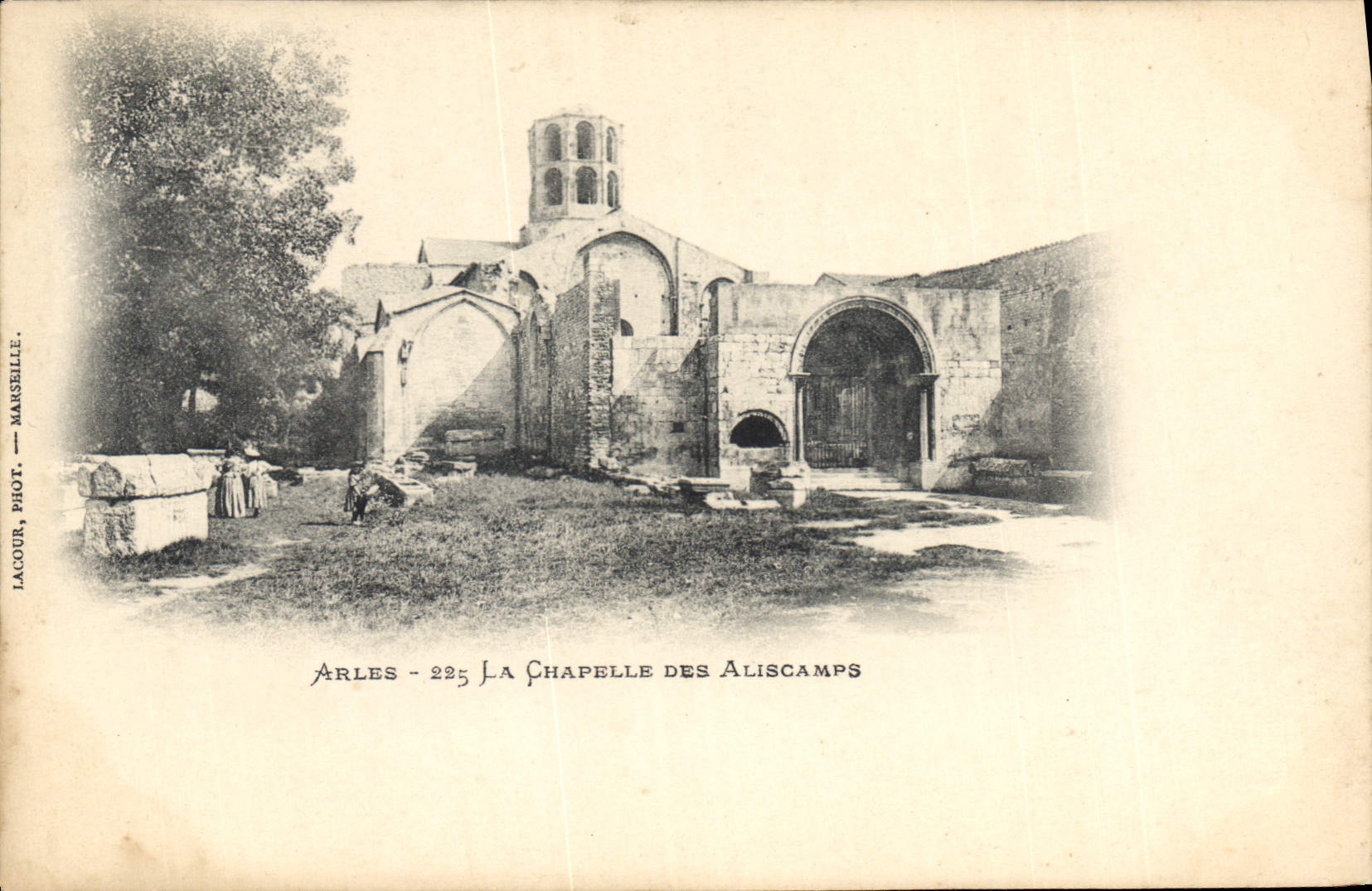 CPA Arles La Chapelle des Aliscamps 