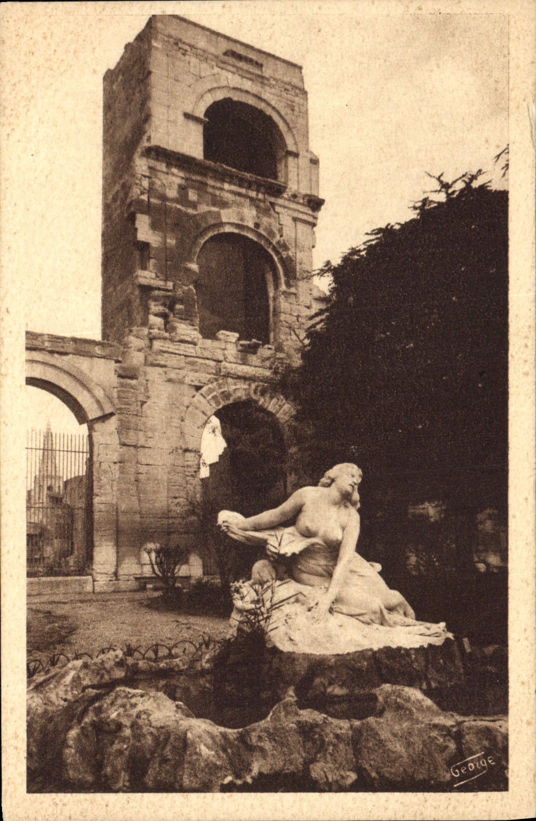 CPA Arles sur Rhone Jardin Public Statue de Niobe 