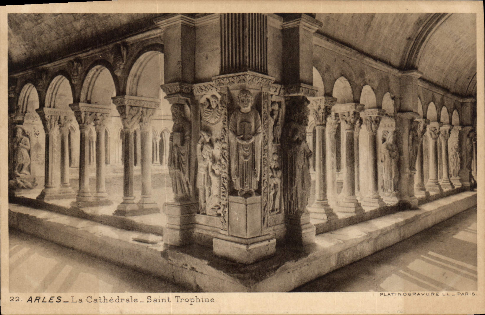 CPA Arles La Cathedrale Saint Trophine 