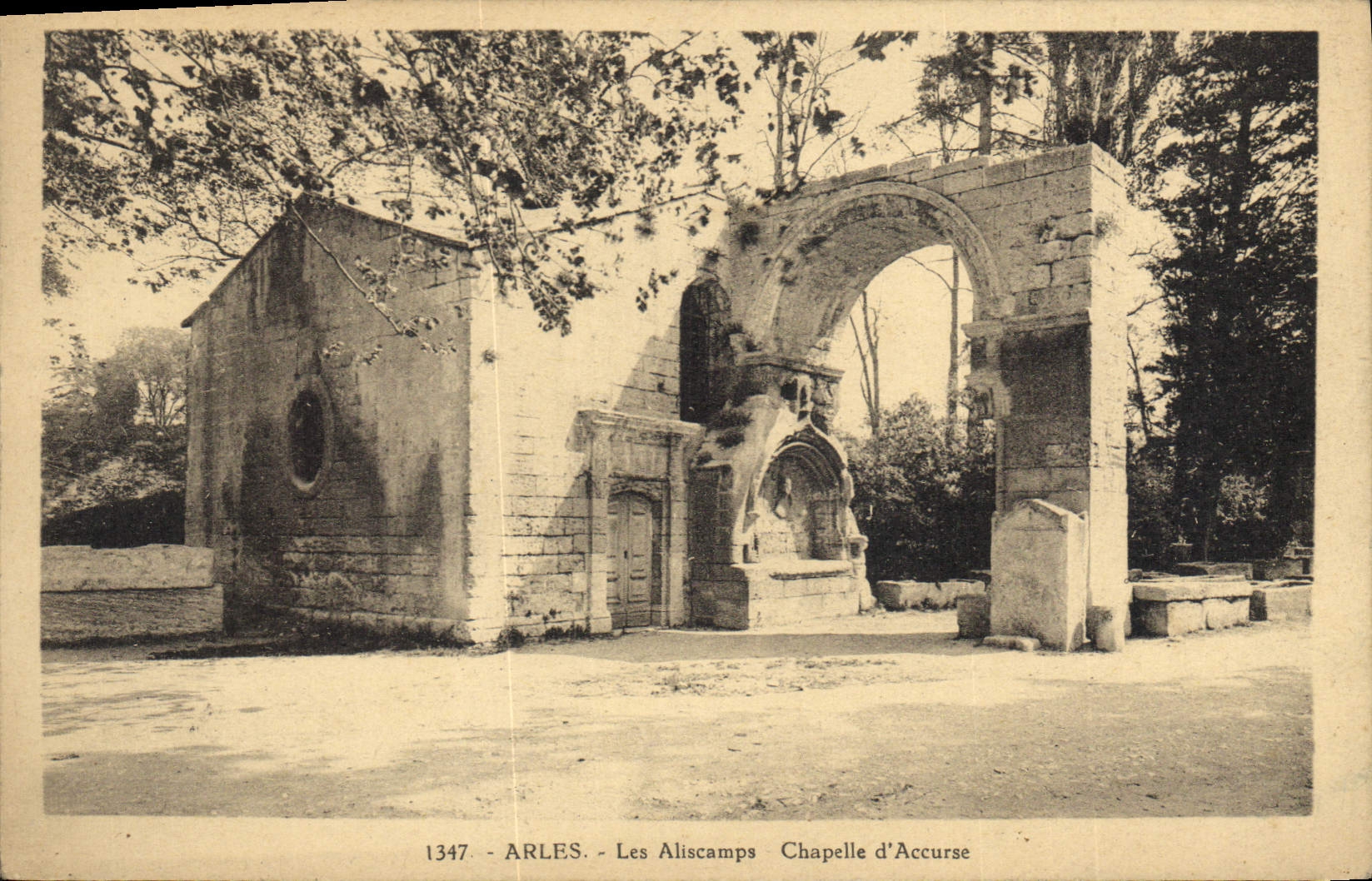 CPA Arles Les Aliscamps Chapelle d'Accurse 