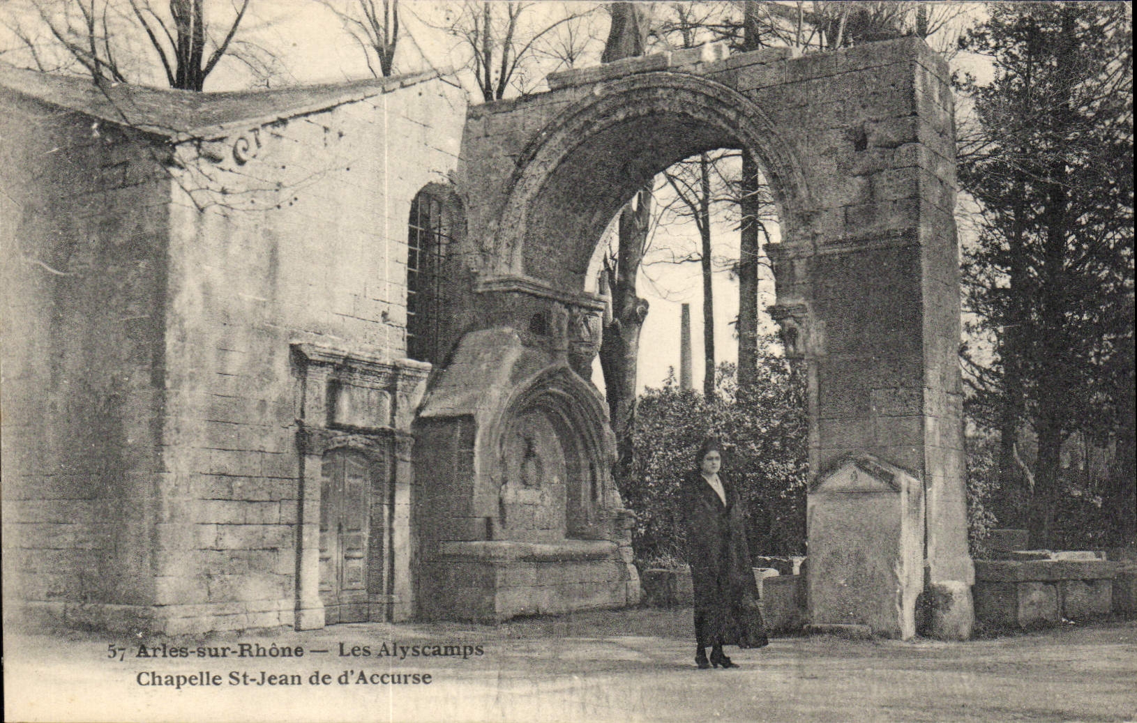 CPA Arles sur Rhone Les Alyscamps Chapelle St Jean de d'Accurse 