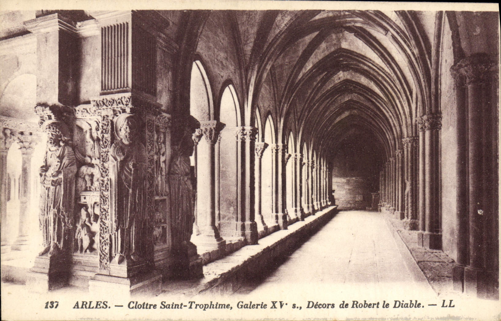 CPA Arles Cloitre Saint Trophime Decors de Robert le Diable 