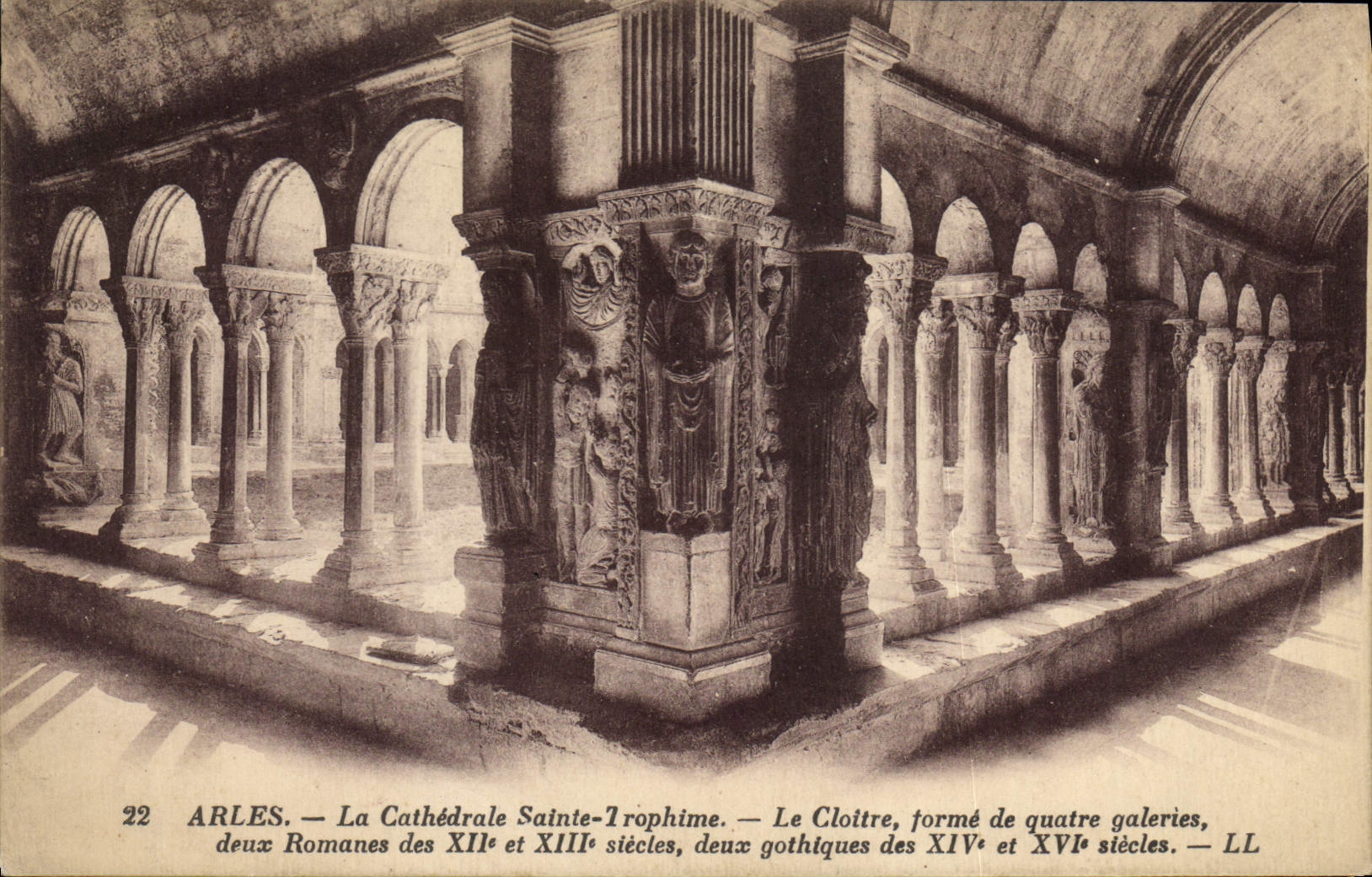 CPA Arles La Cathedrale Sainte Trophime Le Cloitre forme de quatre galeries