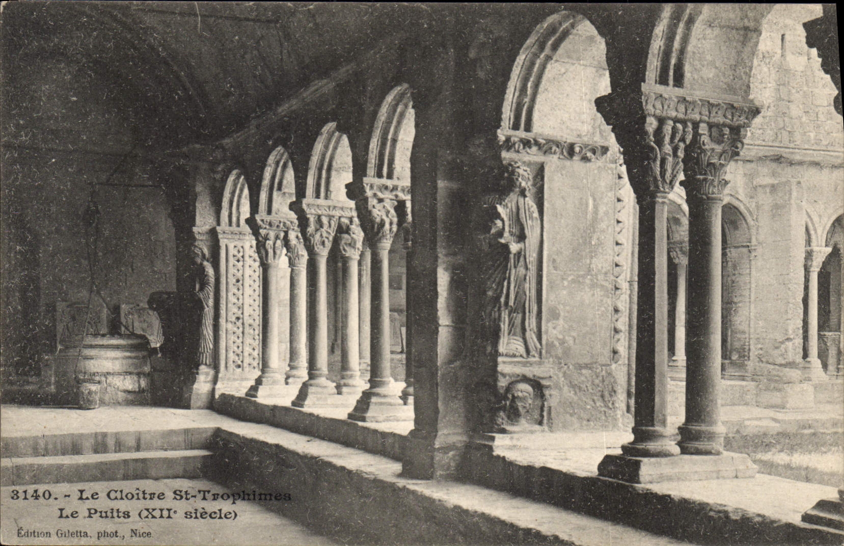 CPA Arles Le Cloitre Saint Trophime Le Puits