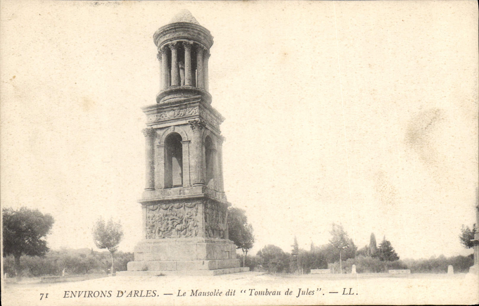 CPA Environs d'Arles Le Mausolle dit Tombeau de Jules 