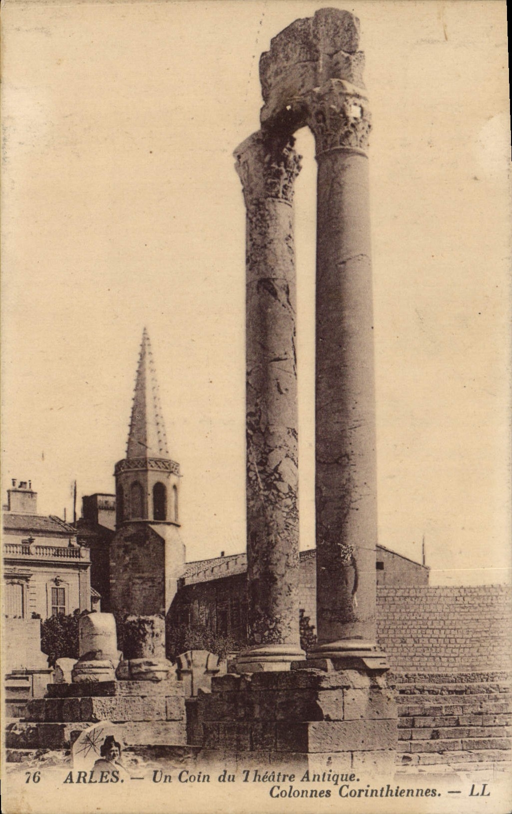 CPA Arles Un Coin du Theatre Antique 
