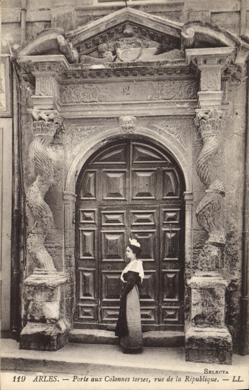 CPA Arles Porte aux Colonnes torses rue de la Republique