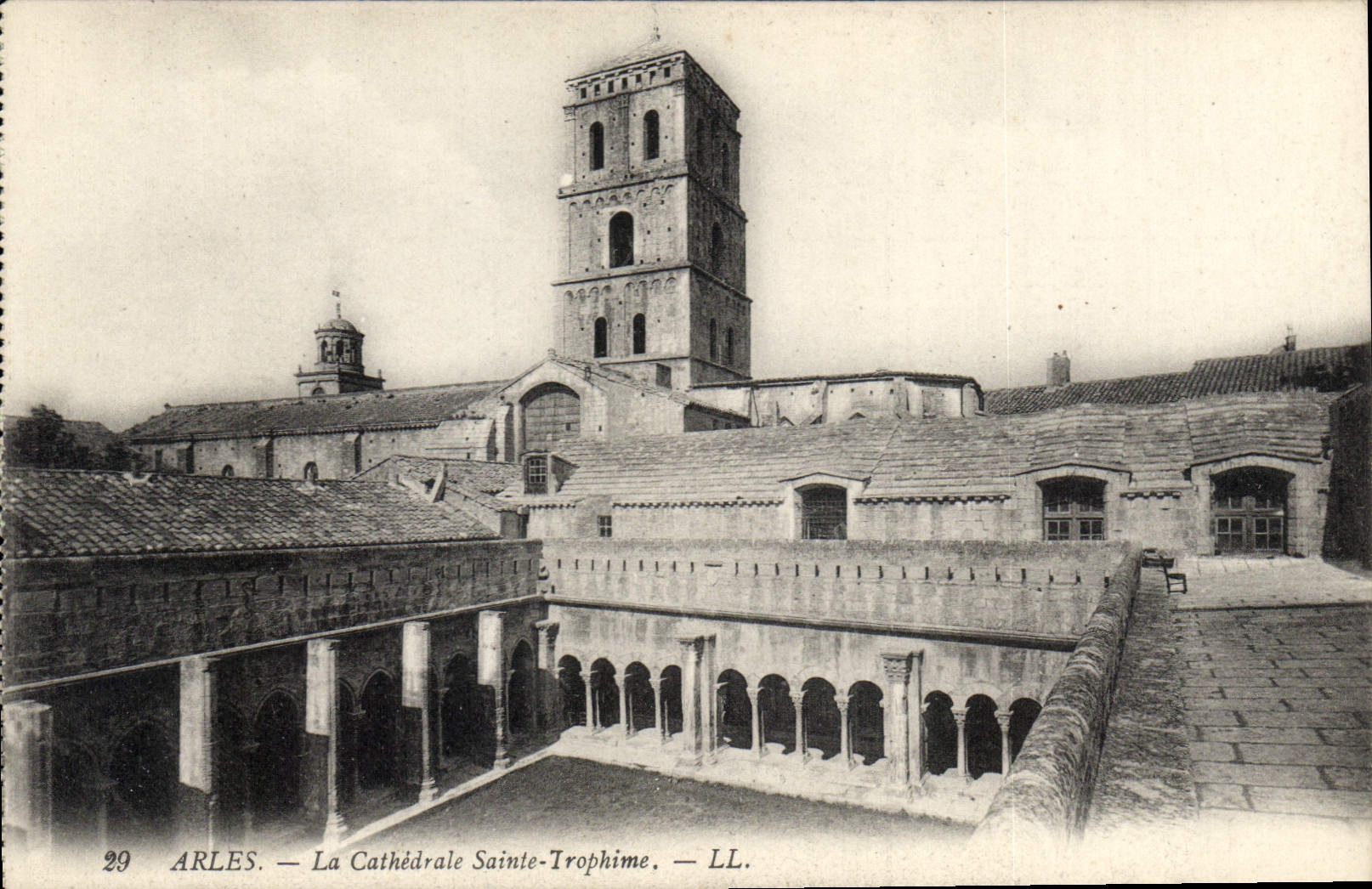 CPA Arles La Cathedrale Sainte Trophime 