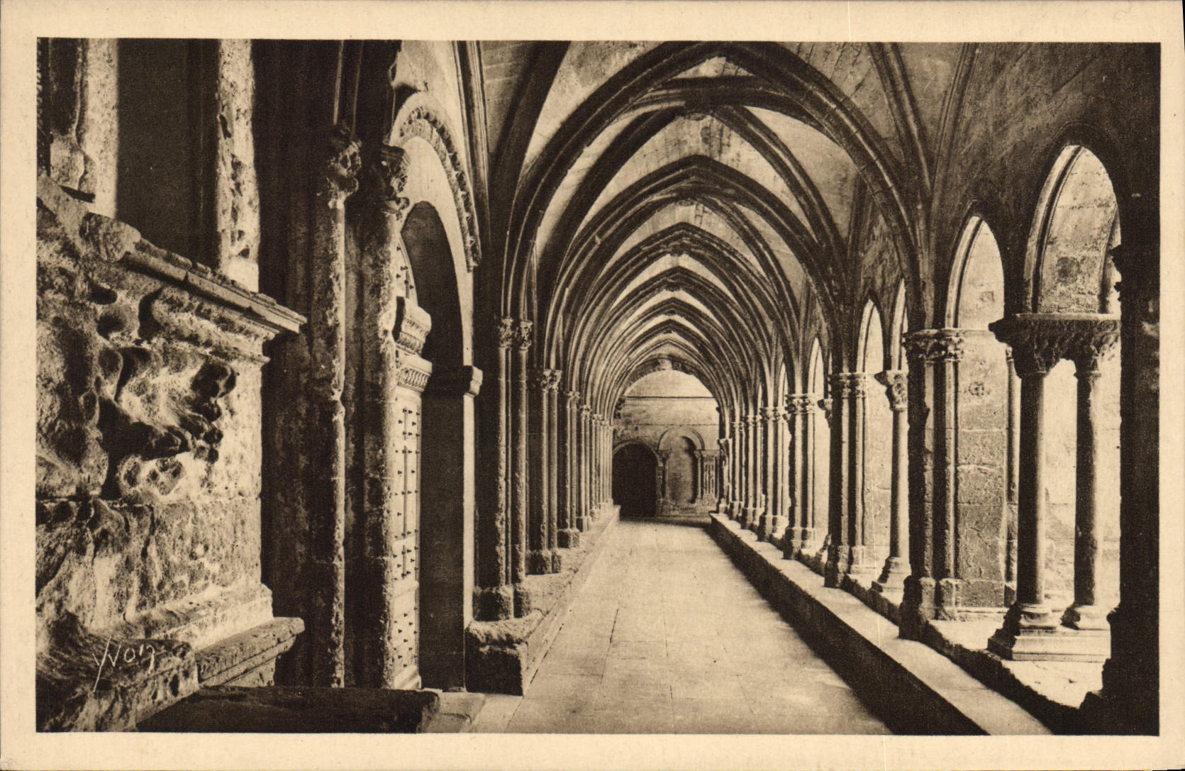 CPA Arles Bouches du Rhone Interieur du Cloitre de St Trophime 