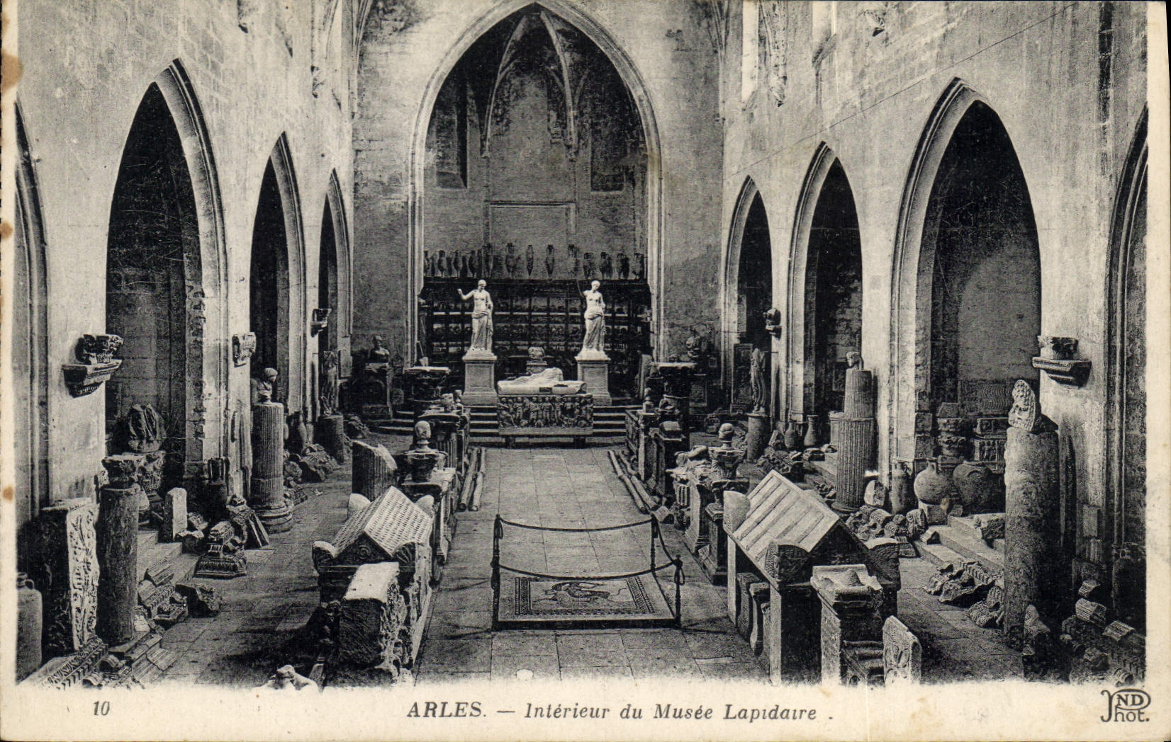 CPA Arles Interieur du Musee Lapidaire 