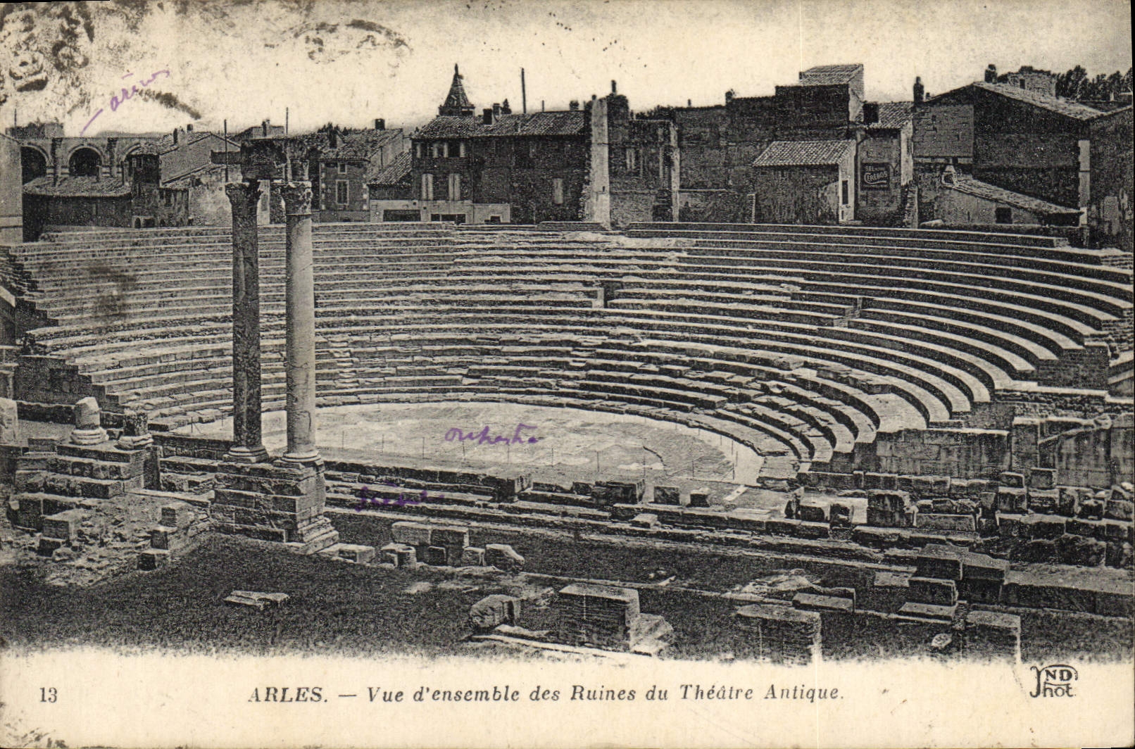 CPA Arles Vue d'ensemble des Ruines du Theatre Antique
