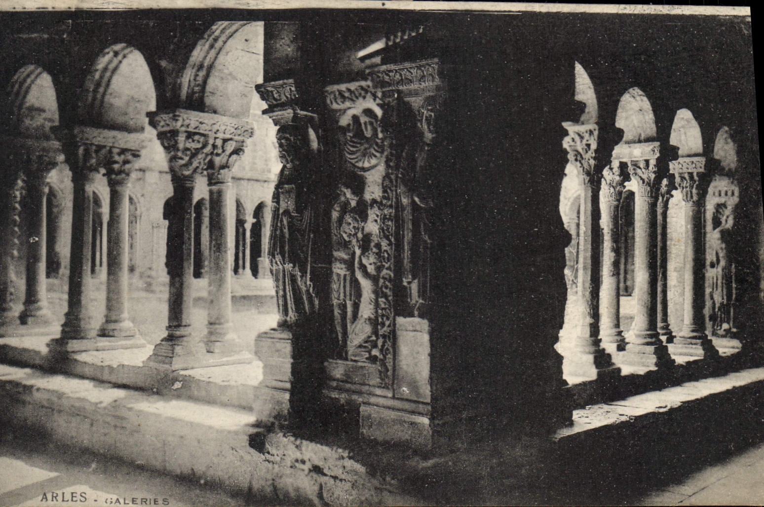 CPA Arles Galeries 