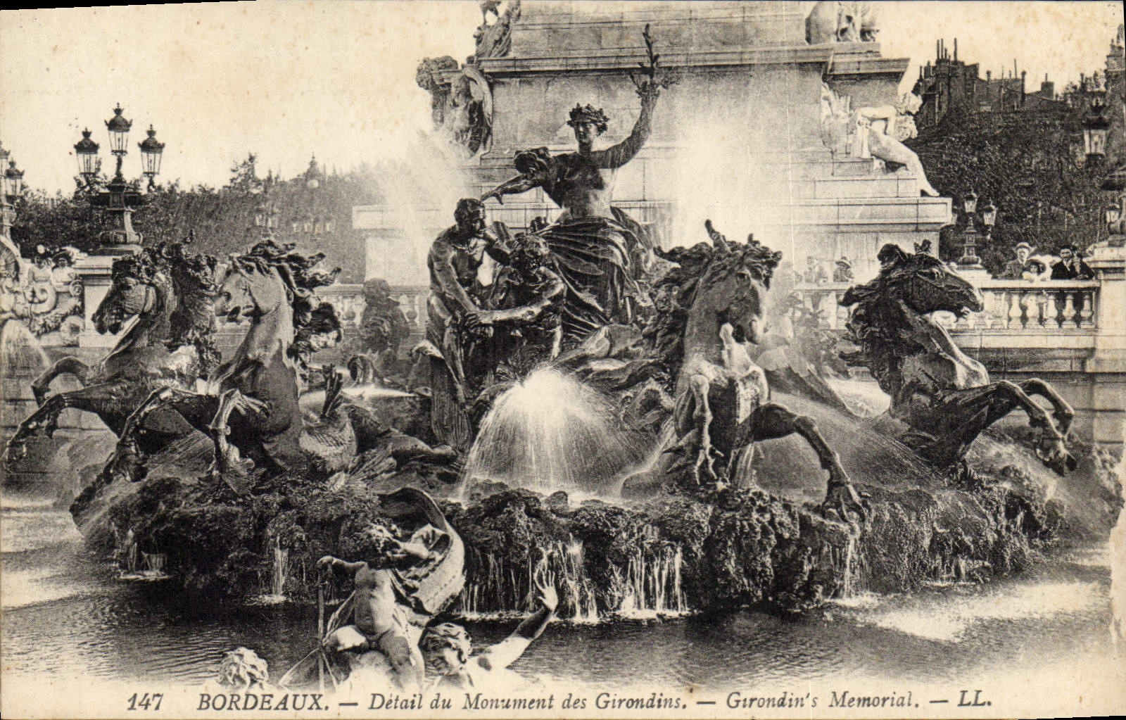 CPA Bordeaux Detail du Monument des Girondins