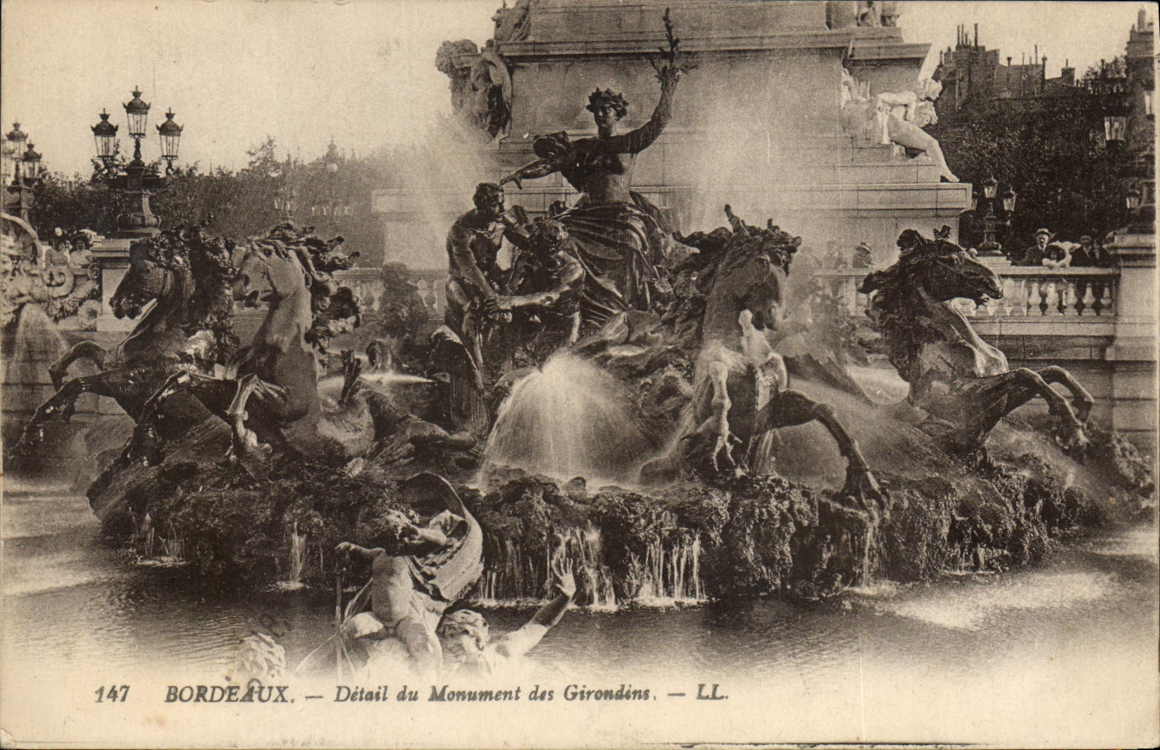 CPA Bordeaux Detail du Monument des Girondins