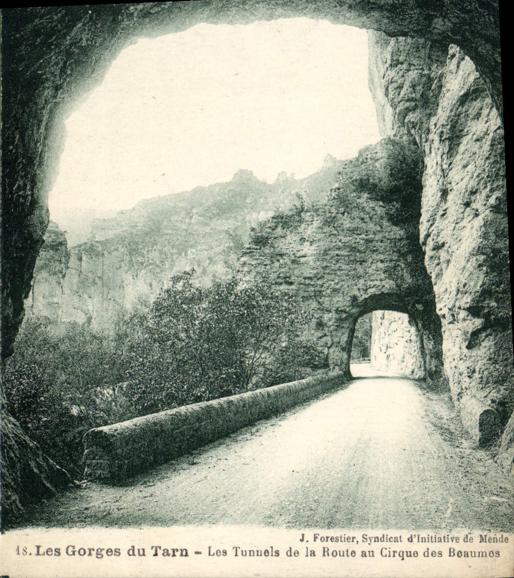 CPA Les Gorges du Tarn Les Tunnels de la Route au Cirque des Beaumes
