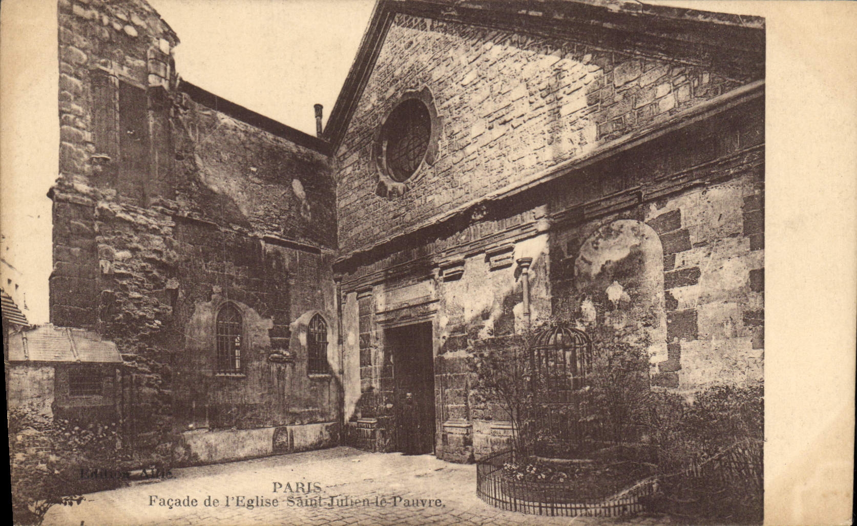 CPA Paris Facade de l'Eglise Saint Julien le Pauvre