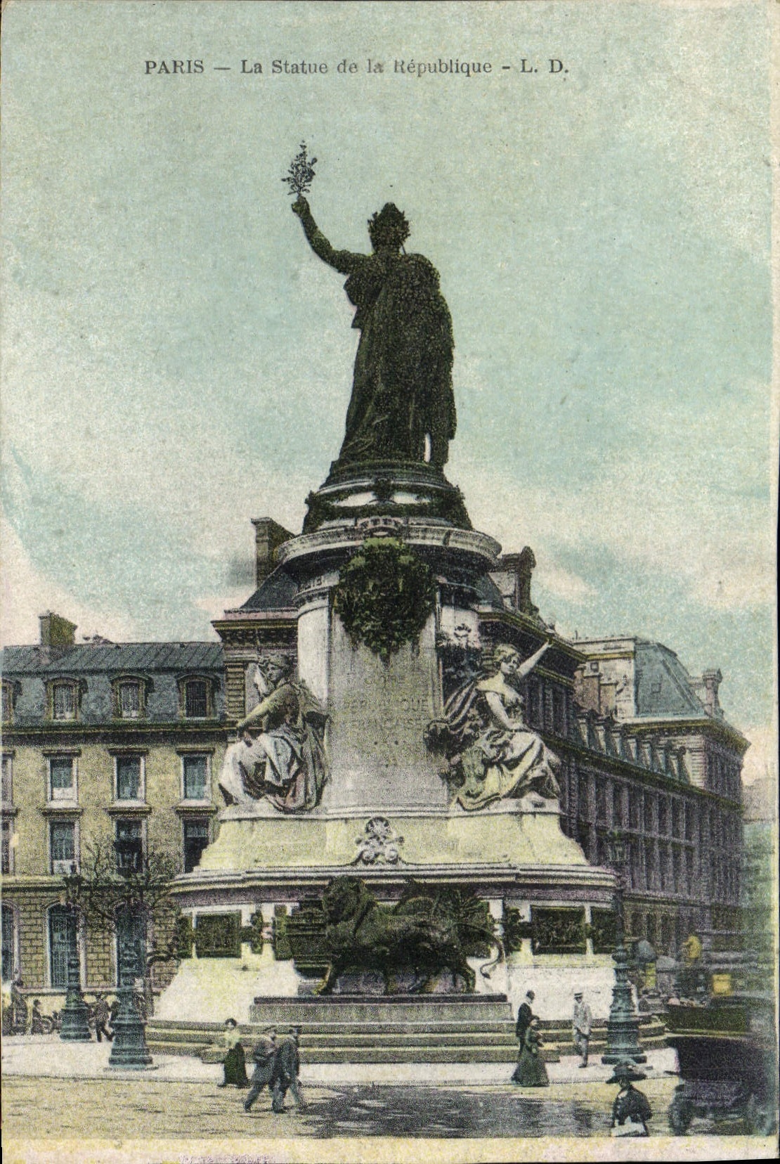 CPA Paris La Statue de la Republique Lion