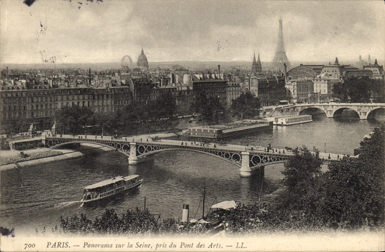 CPA Paris Panorama sur la Seine pris du Pont des Arts Tour Eiffel