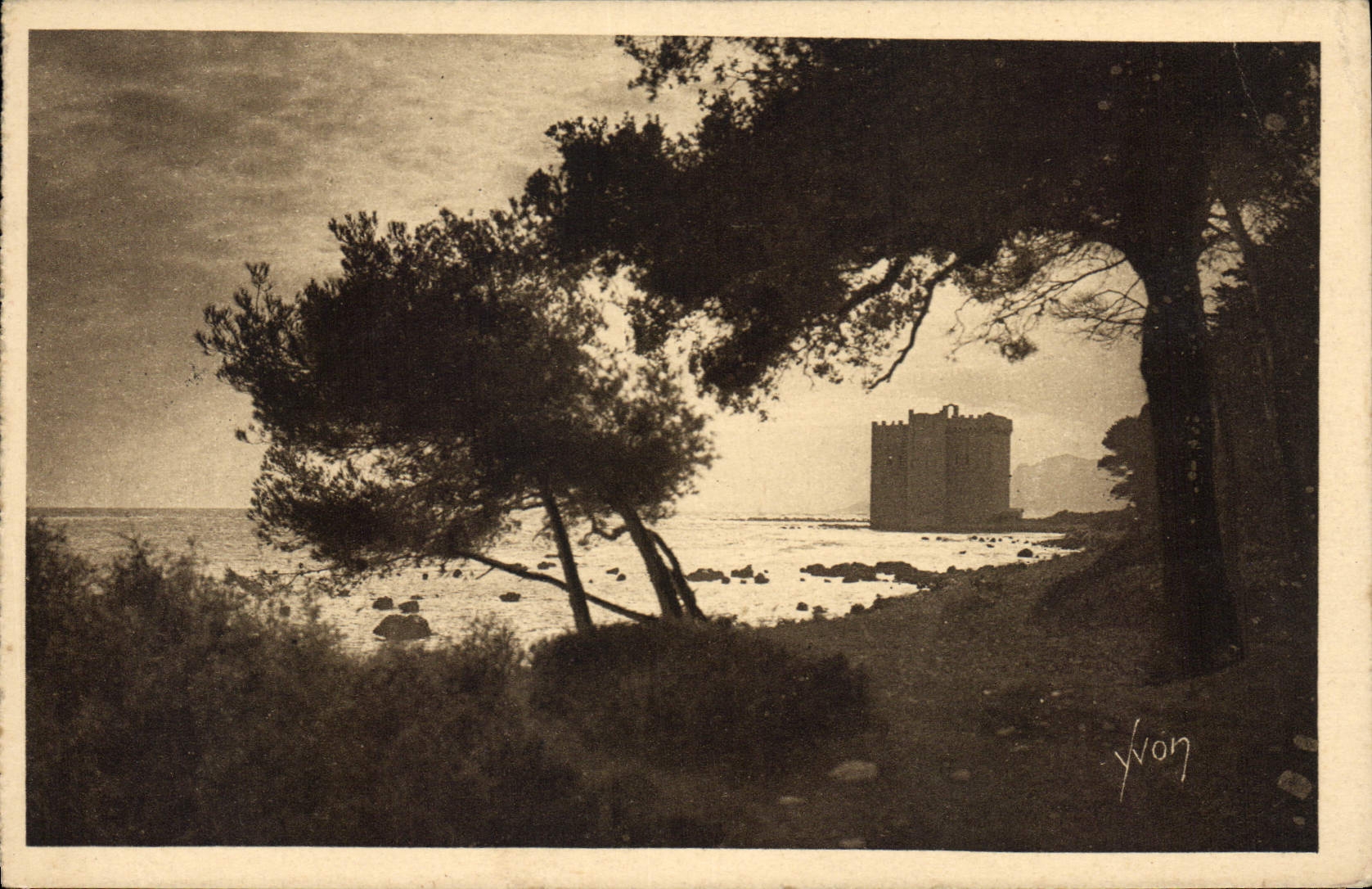 CPA Cannes L'lle Saint Honorat Le Vieux Chateau