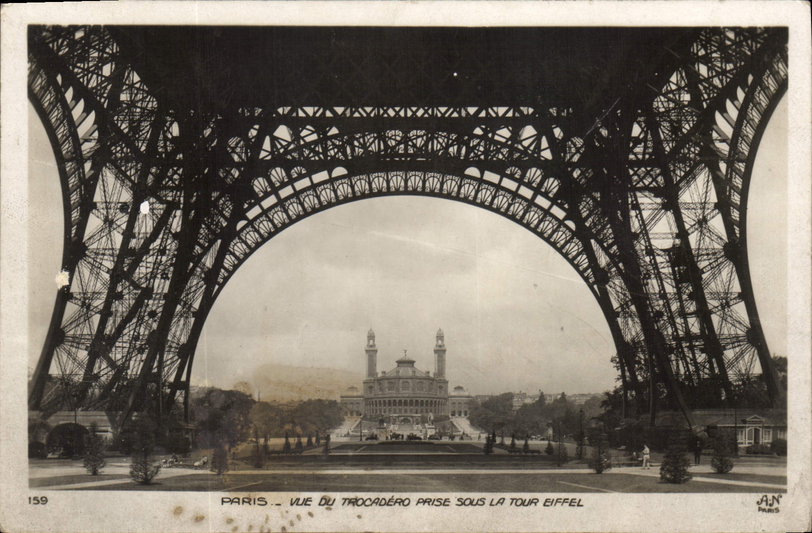 CPA Paris Vue du Trocadero prise sous la Tour Eiffel