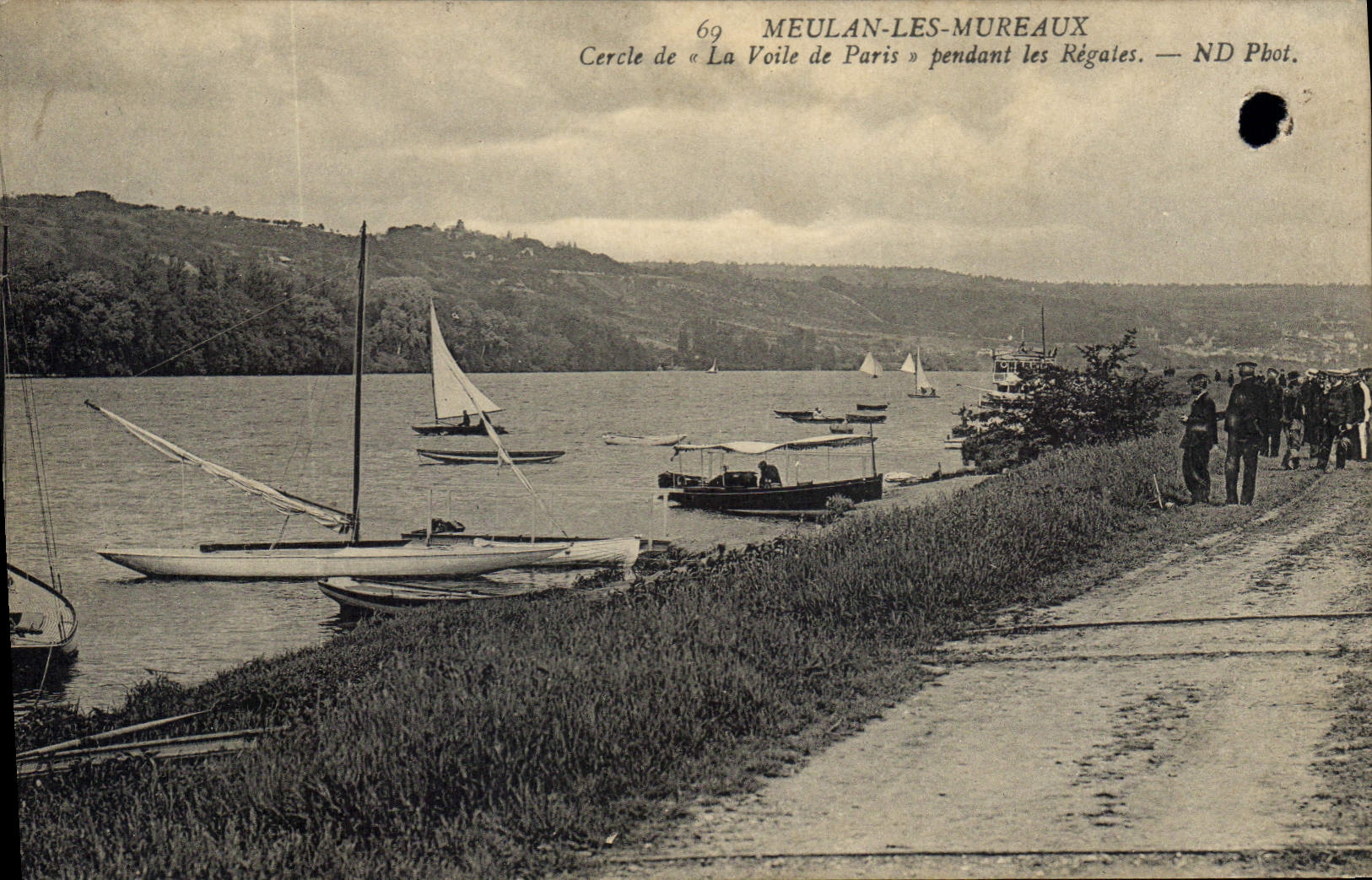 CPA Meulan les Mureaux Cercle de La Voile de Paris pendant les Regates 