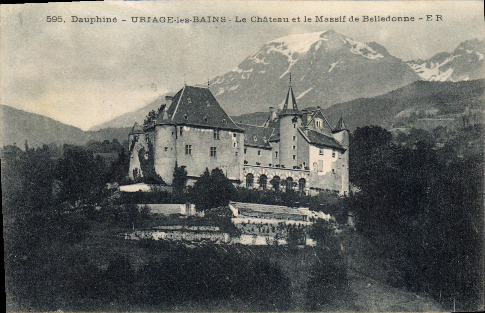 CPA Dauphine Uriage les Bains Le Chateau et le Massif de Belledonne 