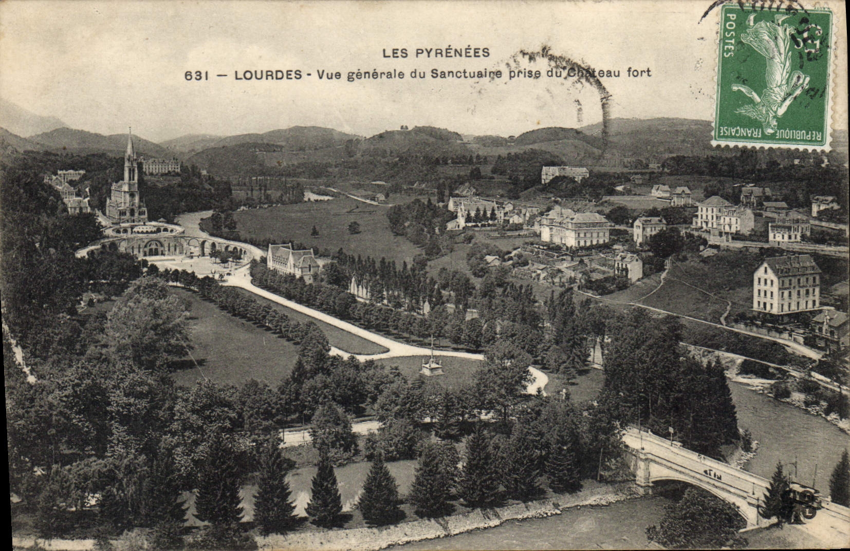 CPA Les Pyrenees Lourdes Vue generale du Sanctuaire prise du Chateau fort 
