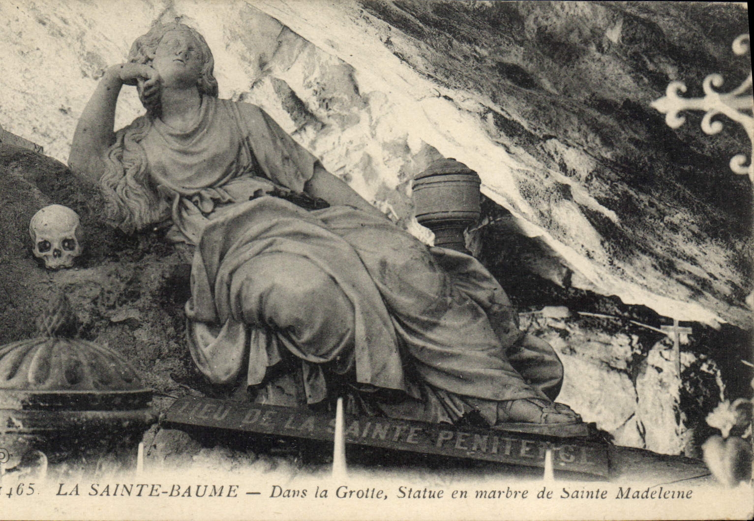 CPA La Sainte Baume Dans la Grotte Statue en marbre de Sainte Madeleine