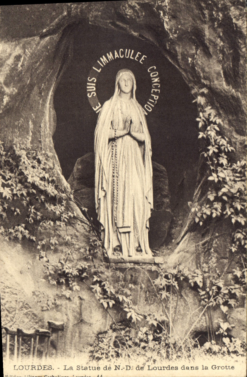 CPA Lourdes La Statue de ND de Lourdes dans la Grotte