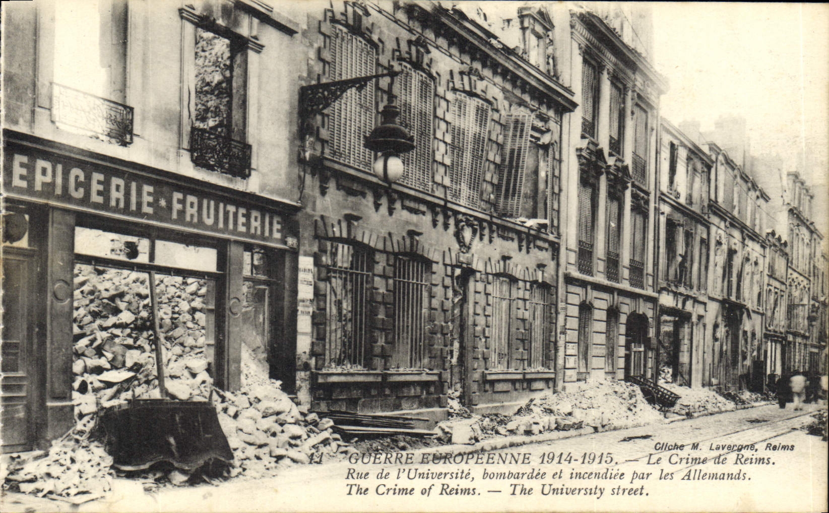 CPA Guerre Europeenne 1914 1915 Le Crime de Reims Rue de l'Universite bombardee et incendie par les