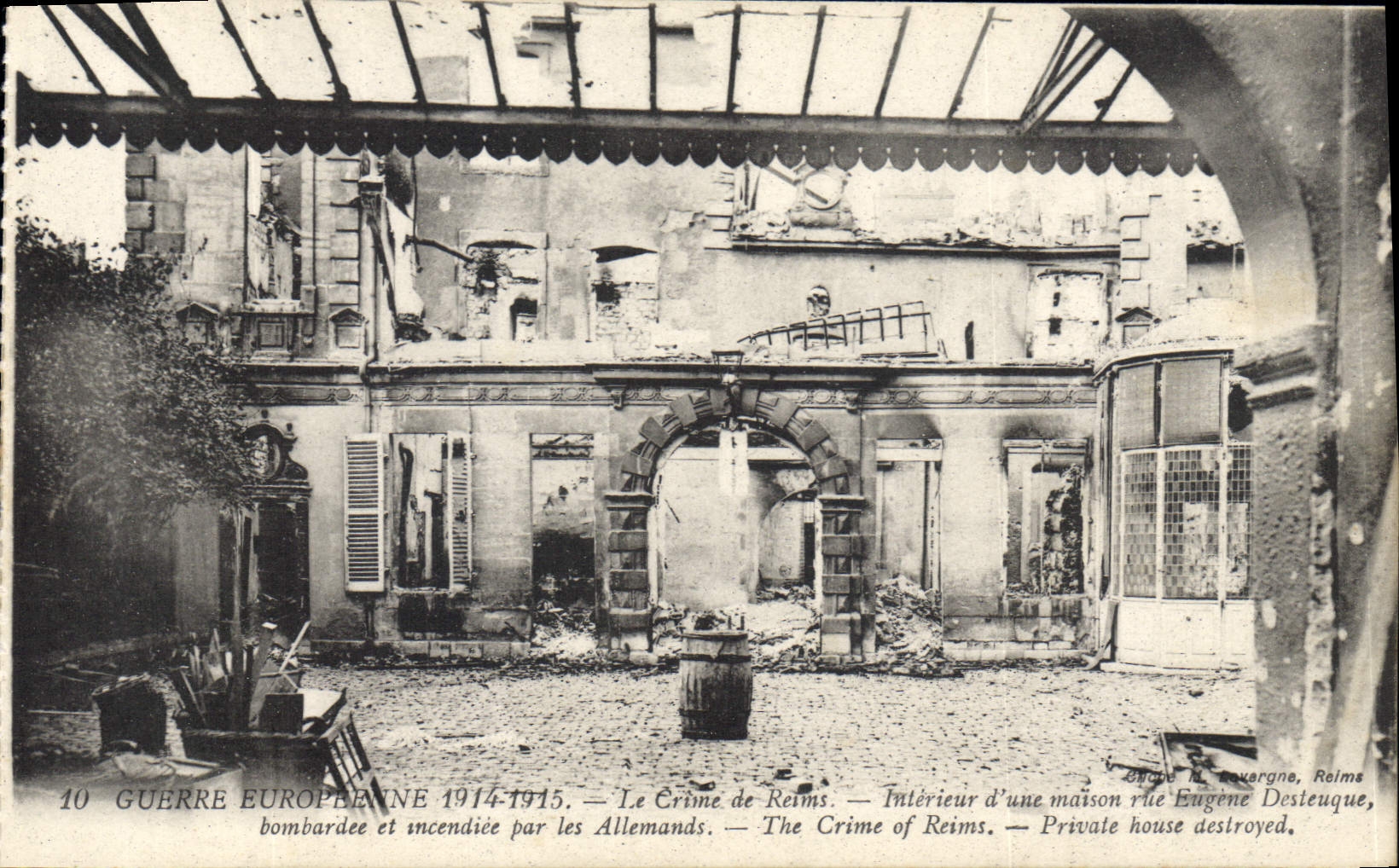 CPA Guerre Europeenne 1914 1915 Le Crime de Reims Interieur d'une maison rue Eugene Desteuquer bomba